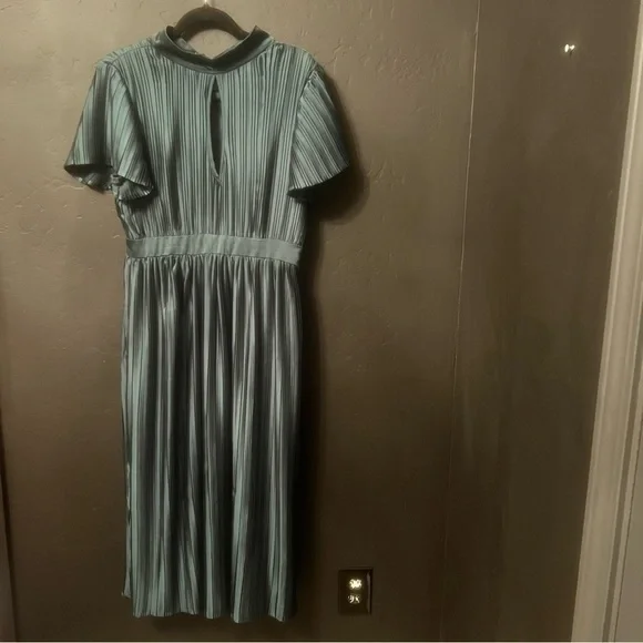 LULUS Radiant Reverie Emerald Plisse Short Sleeve Backless Midi Dress Size: L - Picture 6 of 17